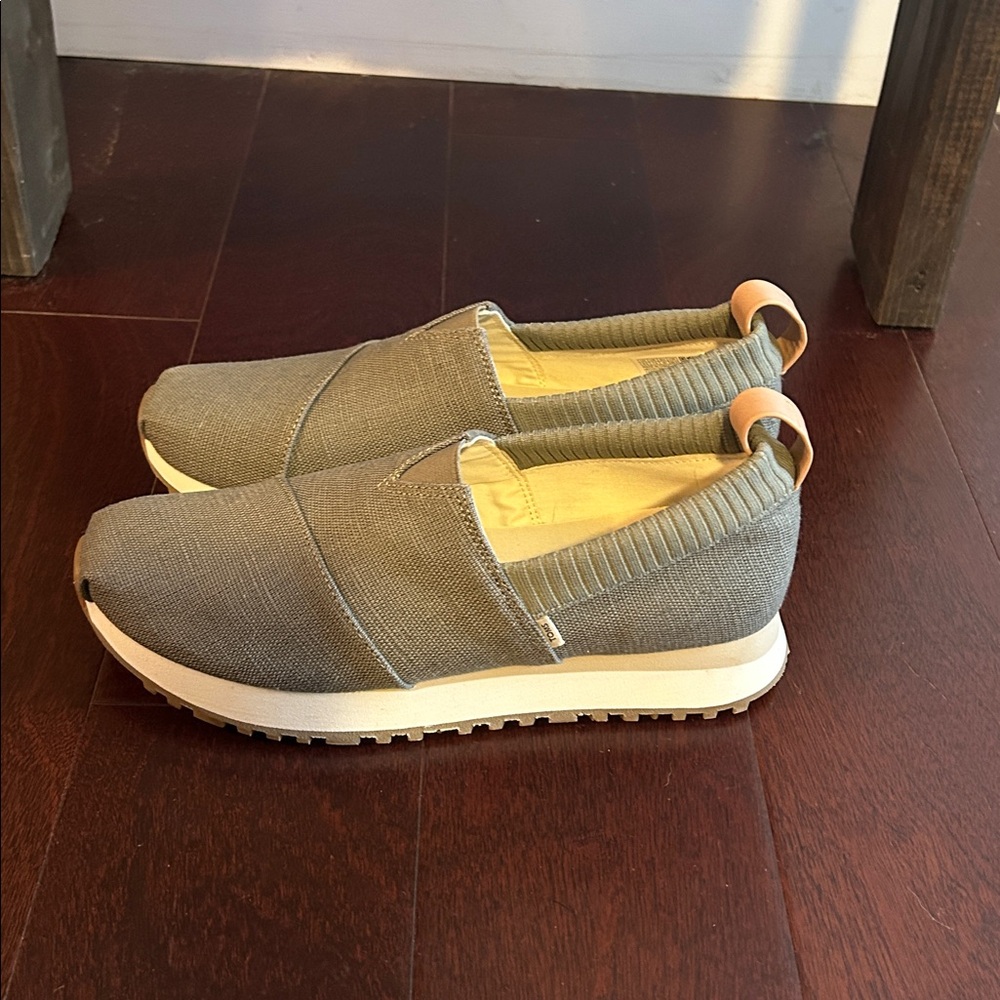 TOMS Resident 2.0 slip on. Olive green size 9.5 brand new!